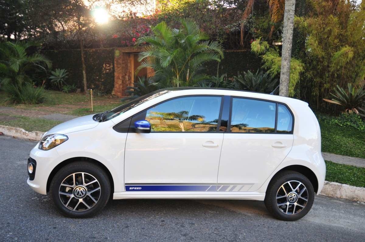VW up! Speed 1.0 TSI modelo 2015 branco e azul de lateral estático no asfalto