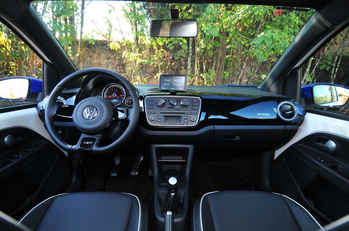 VW up! Speed 1.0 TSI modelo 2015 branco e azul interior painel e bancos estático no asfalto