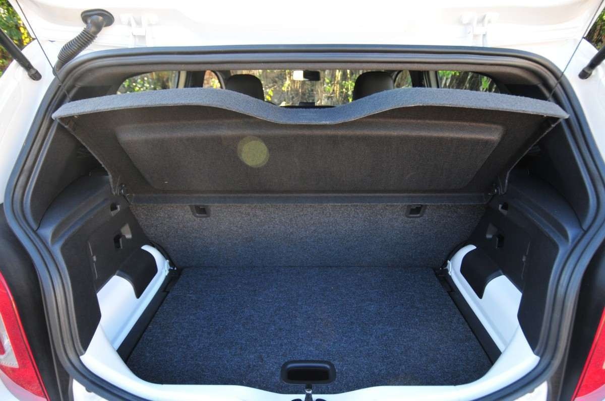 VW up! Speed 1.0 TSI modelo 2015 branco e azul interior porta-malas estático no asfalto