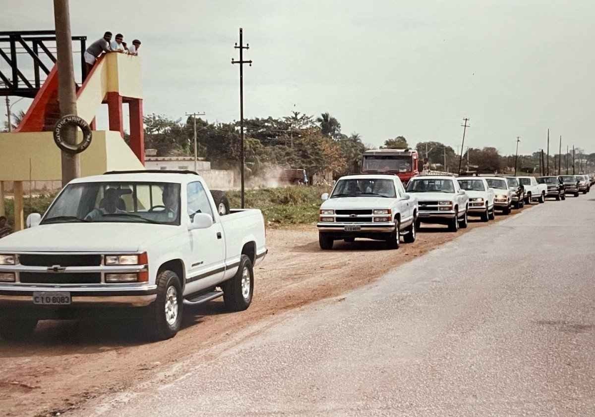 Chevrolet Silverado High Country branca em caravana enfileiradas no Mato Grosso do Sul