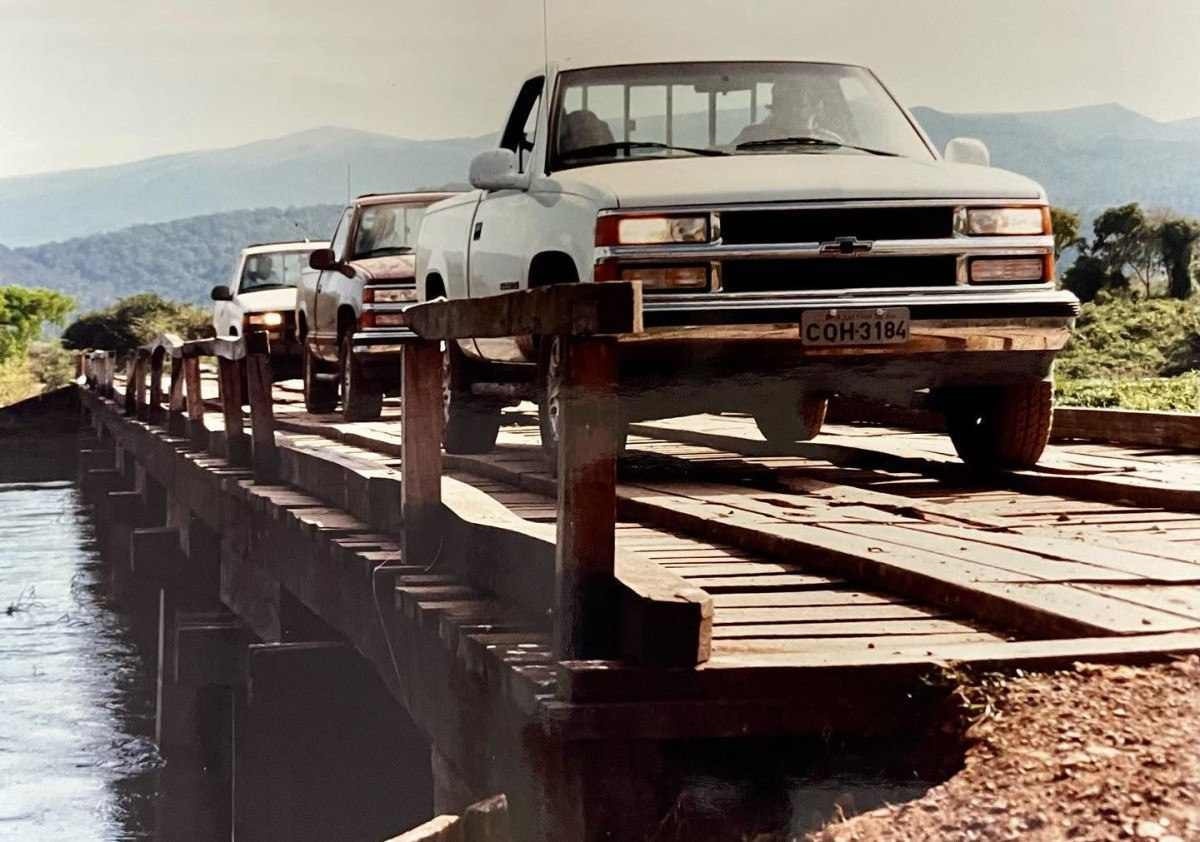 Chevrolet Silverado High Country modelo 2023 de frente em movimento em comboio na ponte