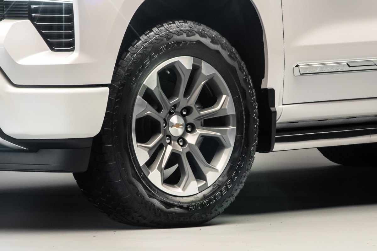 Chevrolet Silverado High Country modelo 2023 roda liga leve 20 polegadas estática no asfalto
