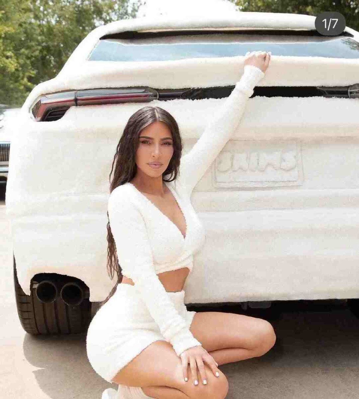 Kim Kardashian posando em frente de carro revestido de algodão, uma Lamborghini Urus. Ação foi uma jogada de marketing para promover as roupas de sua marca Skims. 