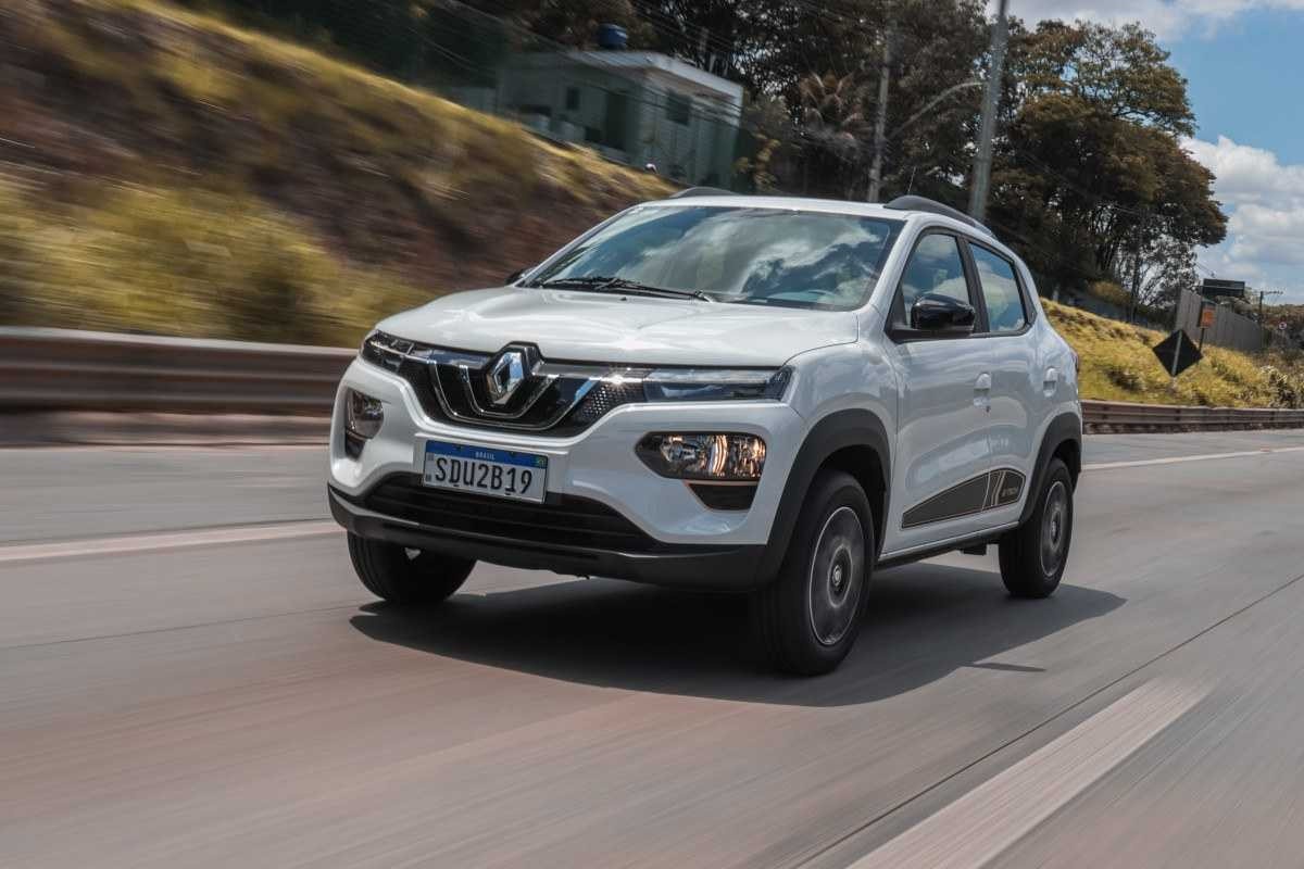 Renault Kwid E-Tech 2022 visto de frente em movimento na estrada. 