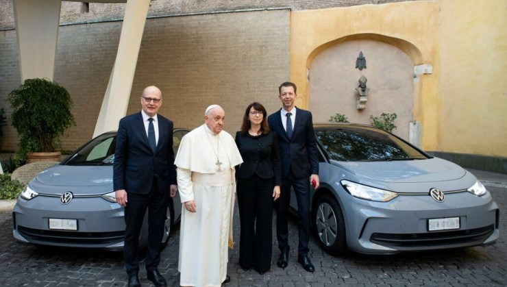 Dois veículos de modelo ID.3 já foram entregues ao Vaticano
     -  (crédito: Volkswagen/Divulgação)