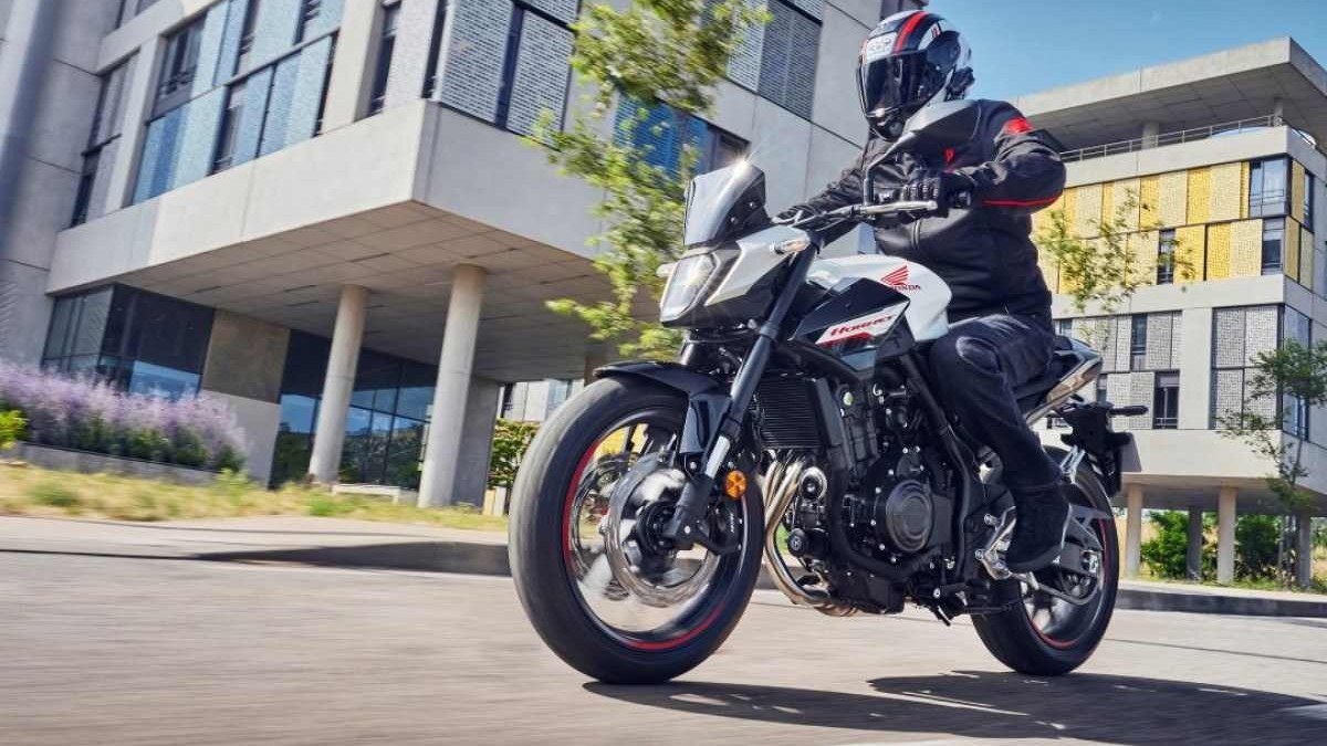  Modelo 2024 da Honda CB 500 Hornet 
    