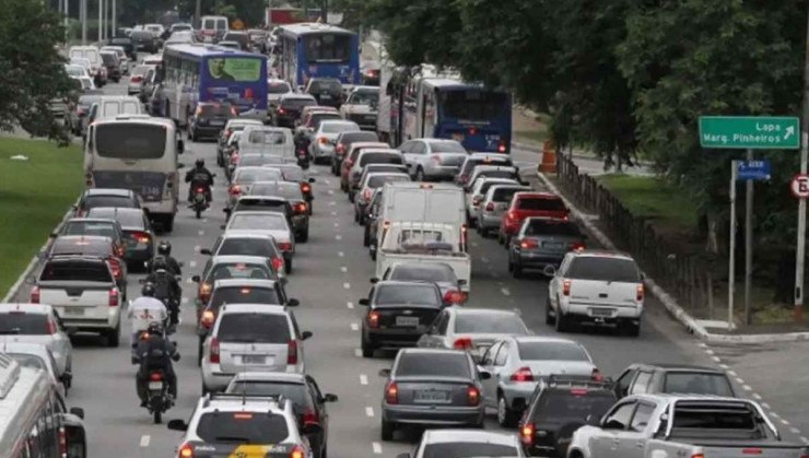 Motoristas cadastrados no Registro Nacional Positivo de Condutores têm descontos e isenções de taxas em serviços -  (crédito: Agência Brasil)