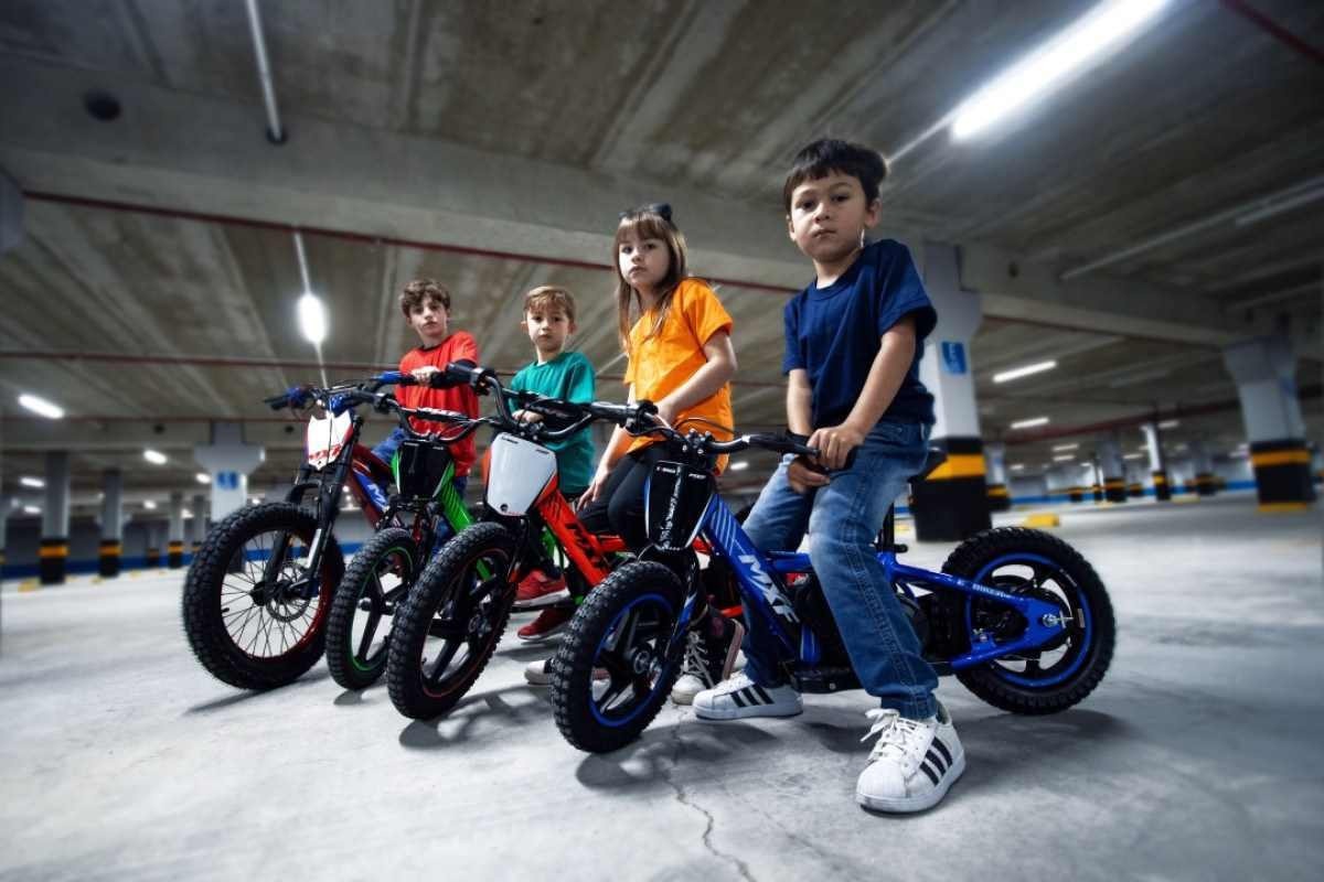 Bicicletas MXF de cores diferentes com crianças na garagem