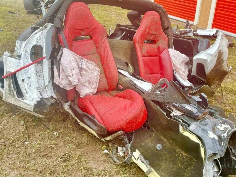 Com a batida, Chevrolet Corvette se transformou em milhares de pedaços espalhados na grama