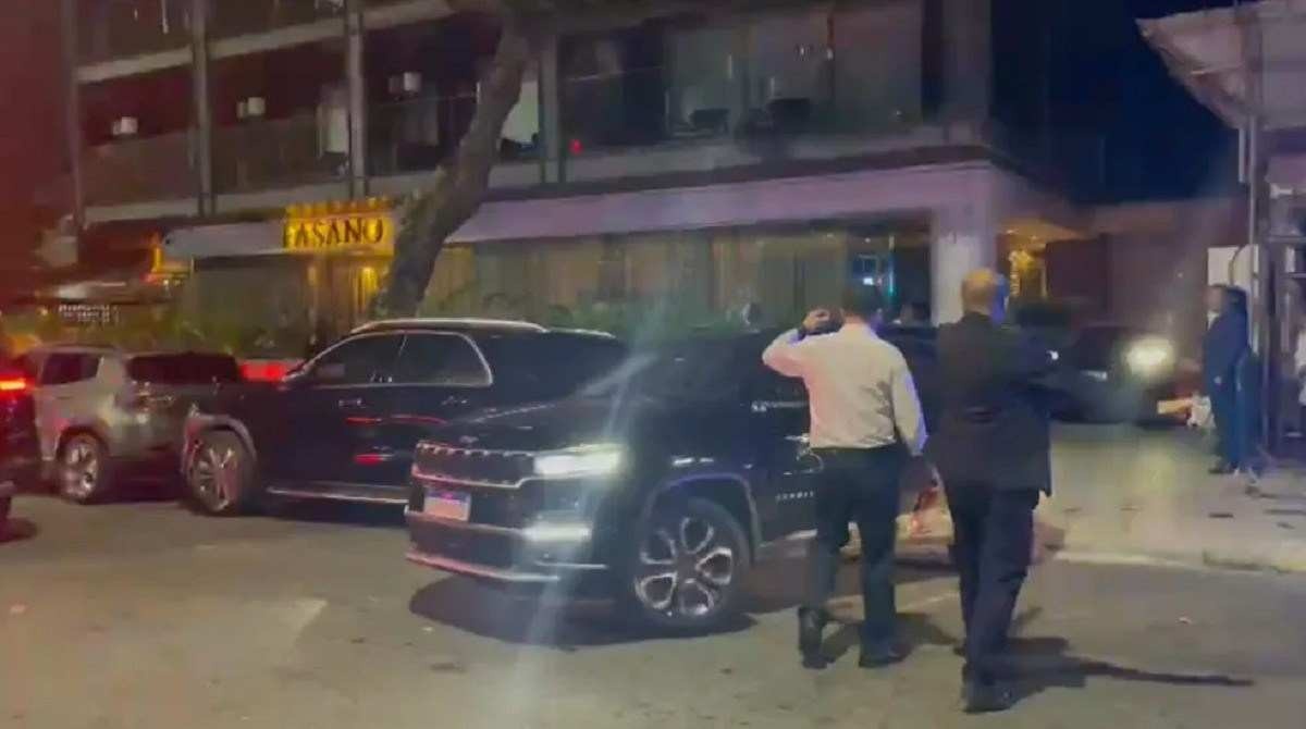 Carros Jeep Commander da comitiva de Taylor Swift. Devido a placa tampada, eles foram apreendidos pela polícia. 