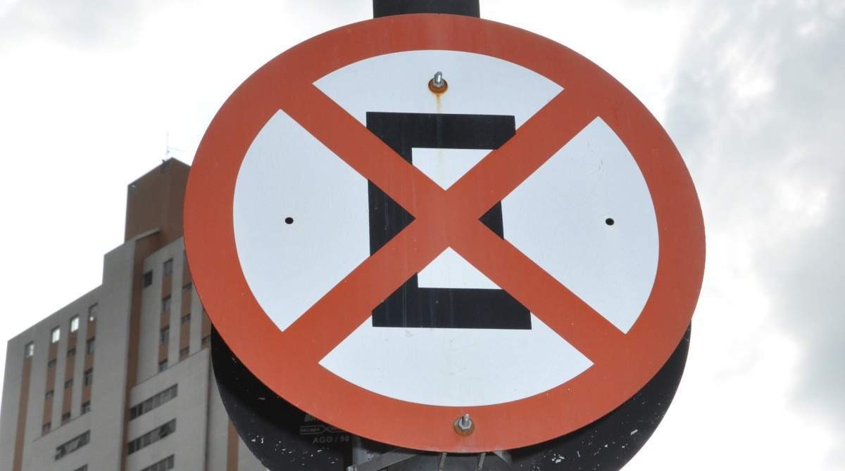 Placa de 'Proibido Estacionar" é válida antes ou depois da sinalização?