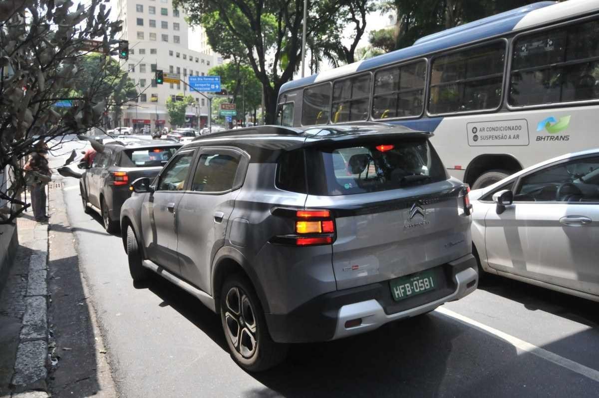 Citroen C3 Aircross prata de traseira em movimento no Centro de Belo Horizonte