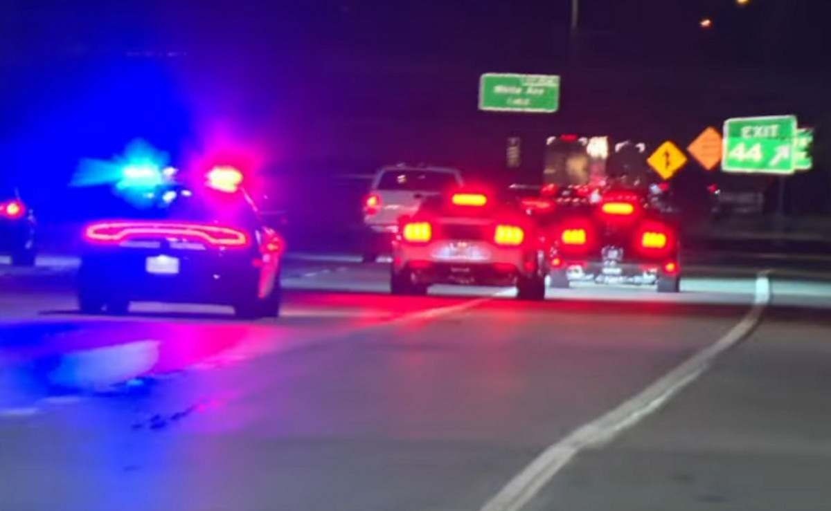 Perseguição policial entre muscle cars - dois Ford Mustang e um Dodge Charger - nos Estados Unidos.