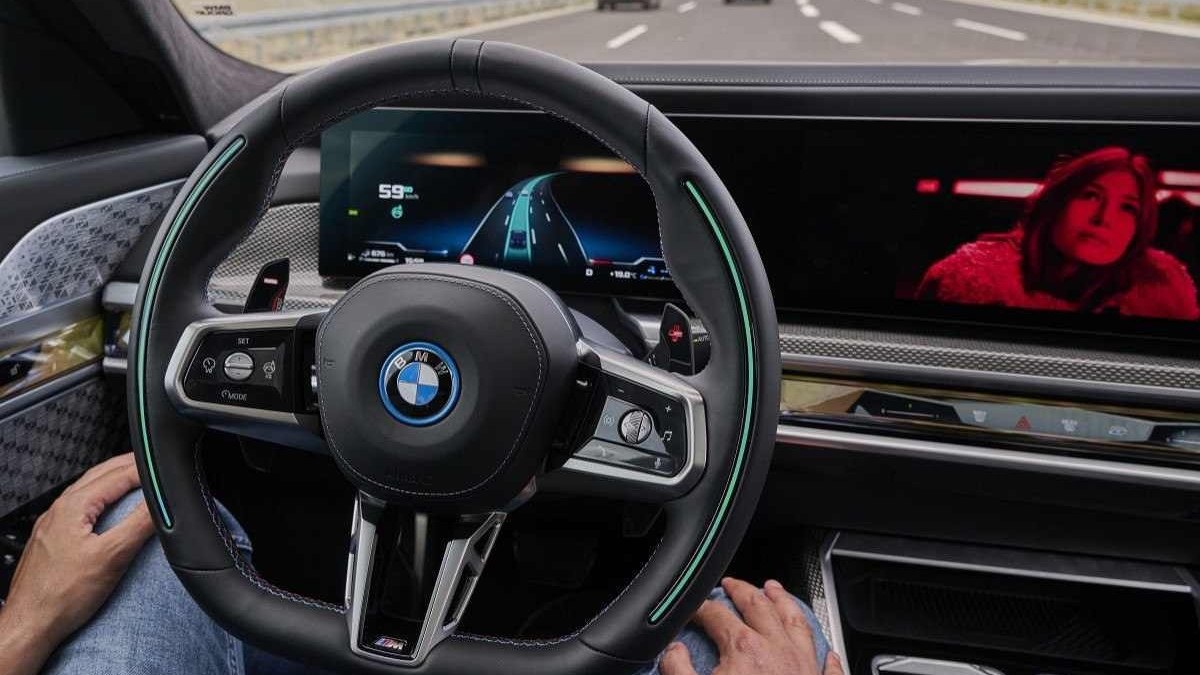 BMW Série 7 terá recurso de direção autônoma até 60km/h, garantindo mais conforto no dia a dia