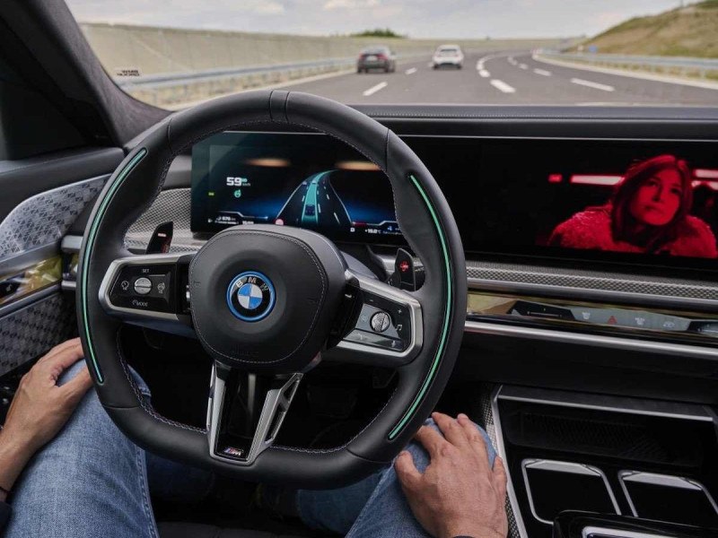 BMW Série 7 terá recurso de direção autônoma até 60km/h, garantindo mais conforto no dia a dia