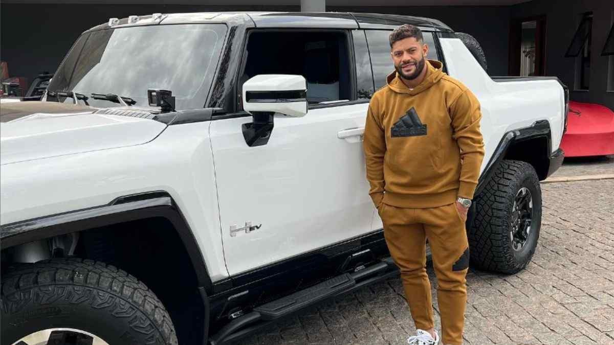 Hulk em frente ao seu Hummer EV branco