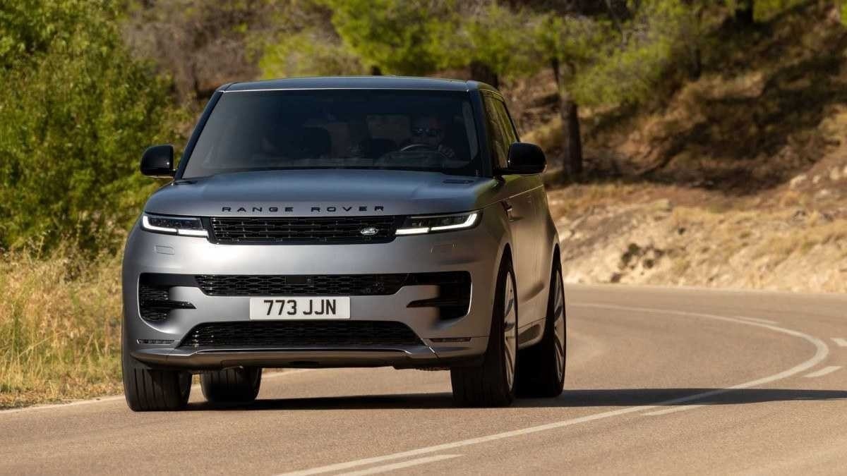 Range Rover Sport PHEV modelo 2024 prata de frente em movimento no asfalto