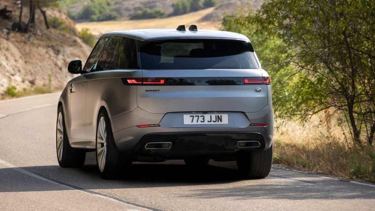 Range Rover Sport PHEV modelo 2024 prata de traseira em movimento no asfalto