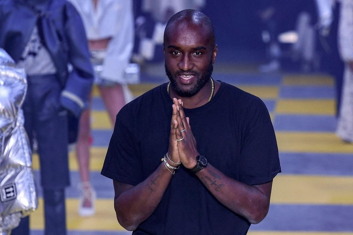 O estilista americano da Off-White Virgil Abloh homenageia o público no final do Off-White Women's Fall-Winter. 