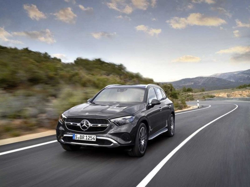  O SUV Mercedes-Benz GLC tem estilo mais robusto, com detalhes cromados na carroceria