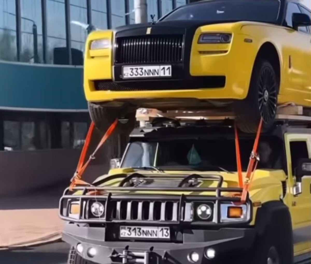 VÍDEO: Youtuber amarra Rolls-Royce no teto de um Hummer H2; entenda