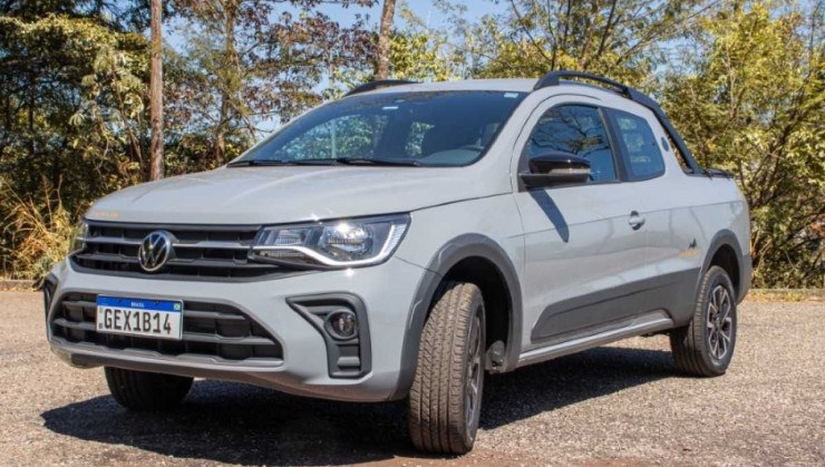 Volkswagen Saveiro Extreme 1.6 Flex 2024 cinza de frente estática no asfalto