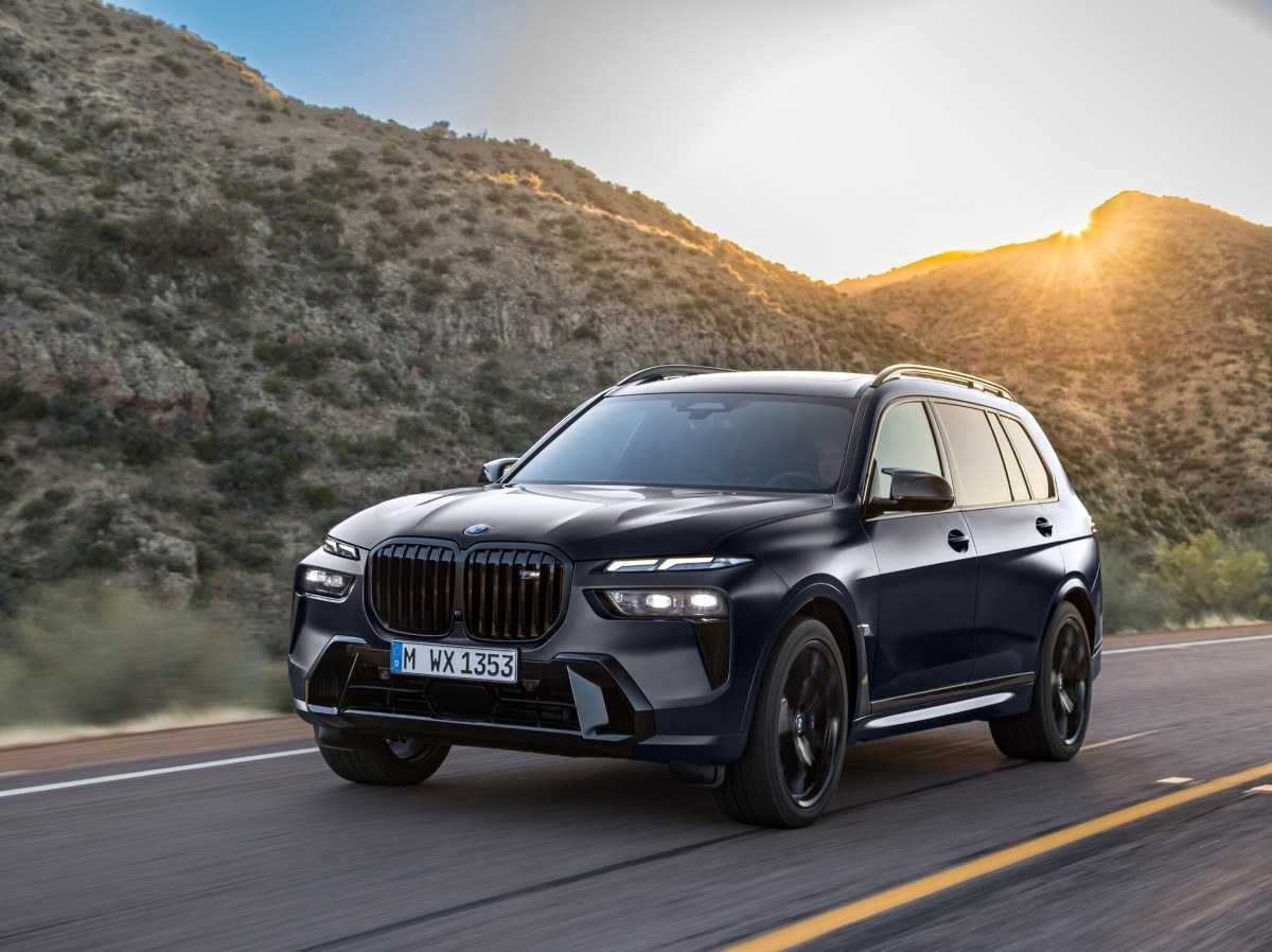 BMW X7 M60i modelo 2024 preto de frente em movimento no asfalto.jpg