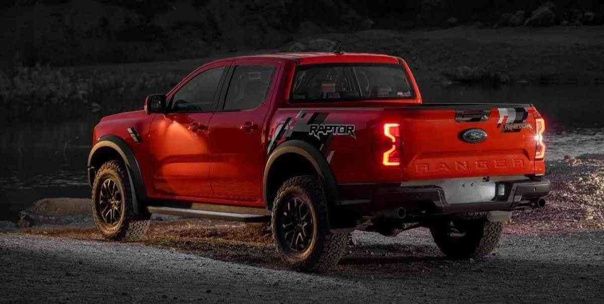 Ford Ranger Raptor vermelha de traseira estática na praia modelo 2024