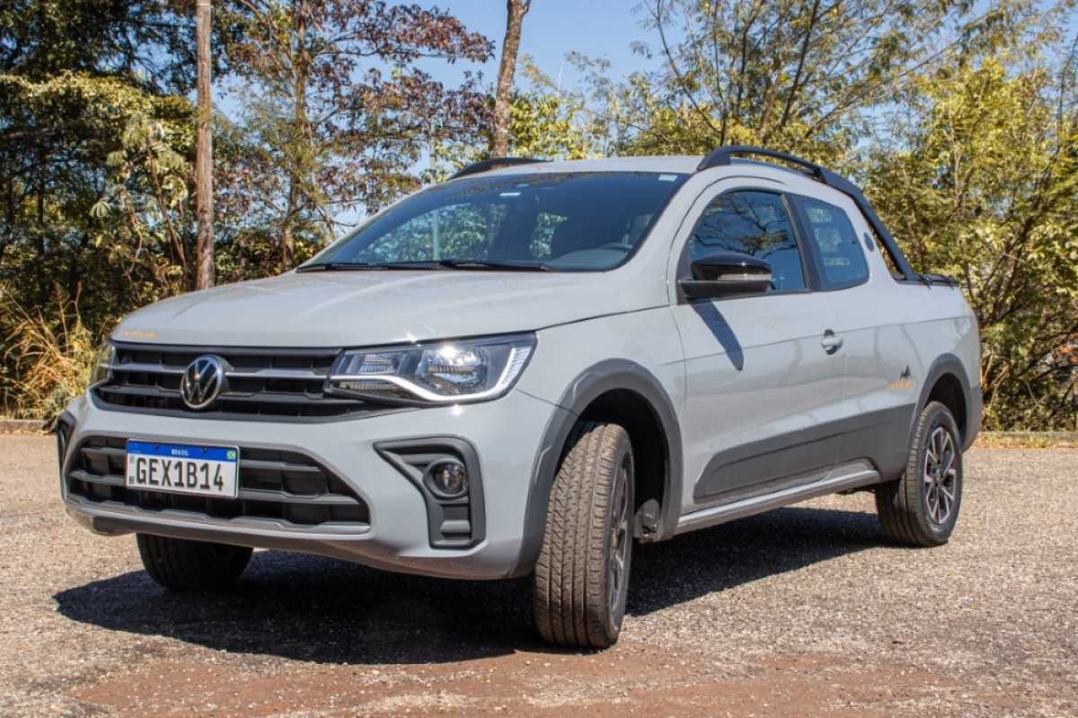 Volkswagen Saveiro Extreme 1.6 Flex 2024 cinza de frente estática no asfalto