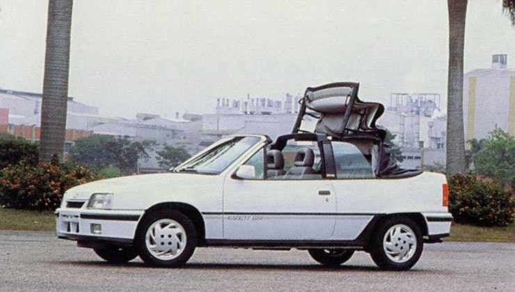 Chevrolet Kadett GSI convers&iacute;vel cinza de lado com a capota entreaberta