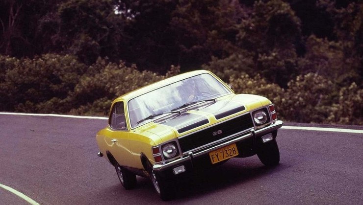 Chevrolet Opala SS amarelo da década de 1970 movendo-se na rodovia