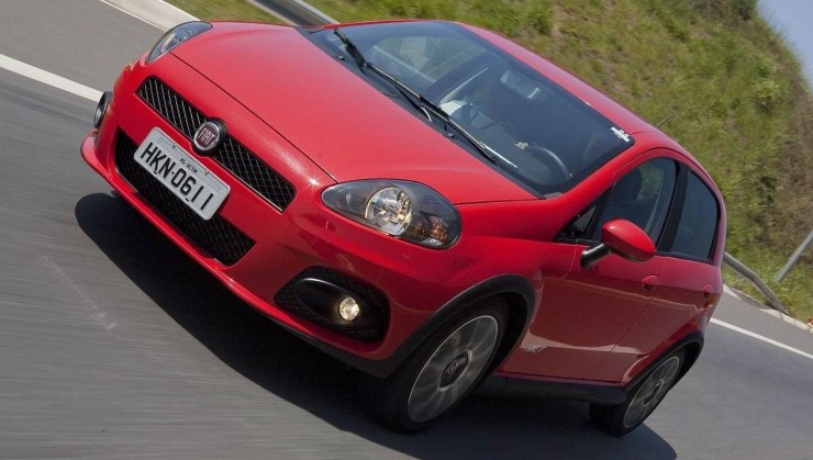  Fiat Punto T-Jet vermelho de frente em movimento em estrada