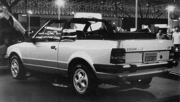 Ford Escort XR-3 convers&iacute;vel de traseira, com a capota abaixada, exposto em estande no Sal&atilde;o do Autom&oacute;vel de S&atilde;o Paulo, nos anos 80