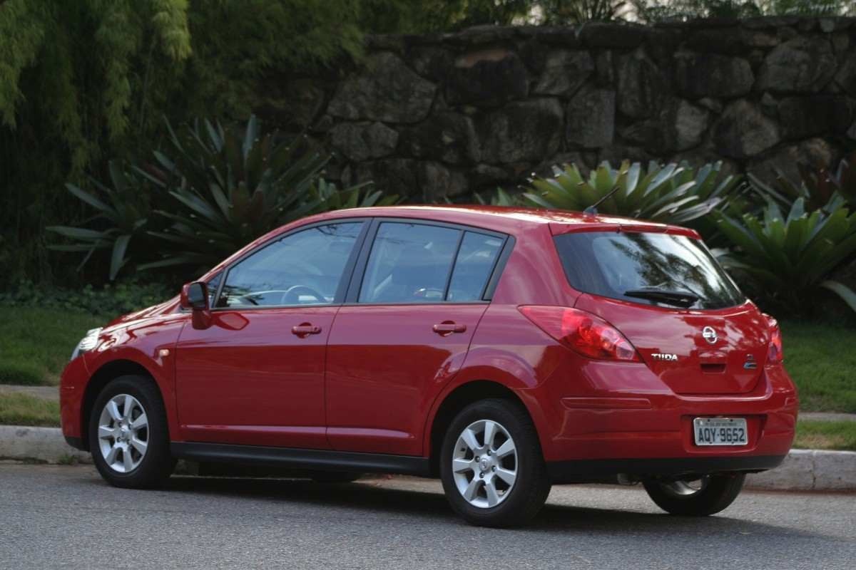 Nissan Tiida SL 1.8 Flex modelo 2010 vermelho estático de traseira no asfalto