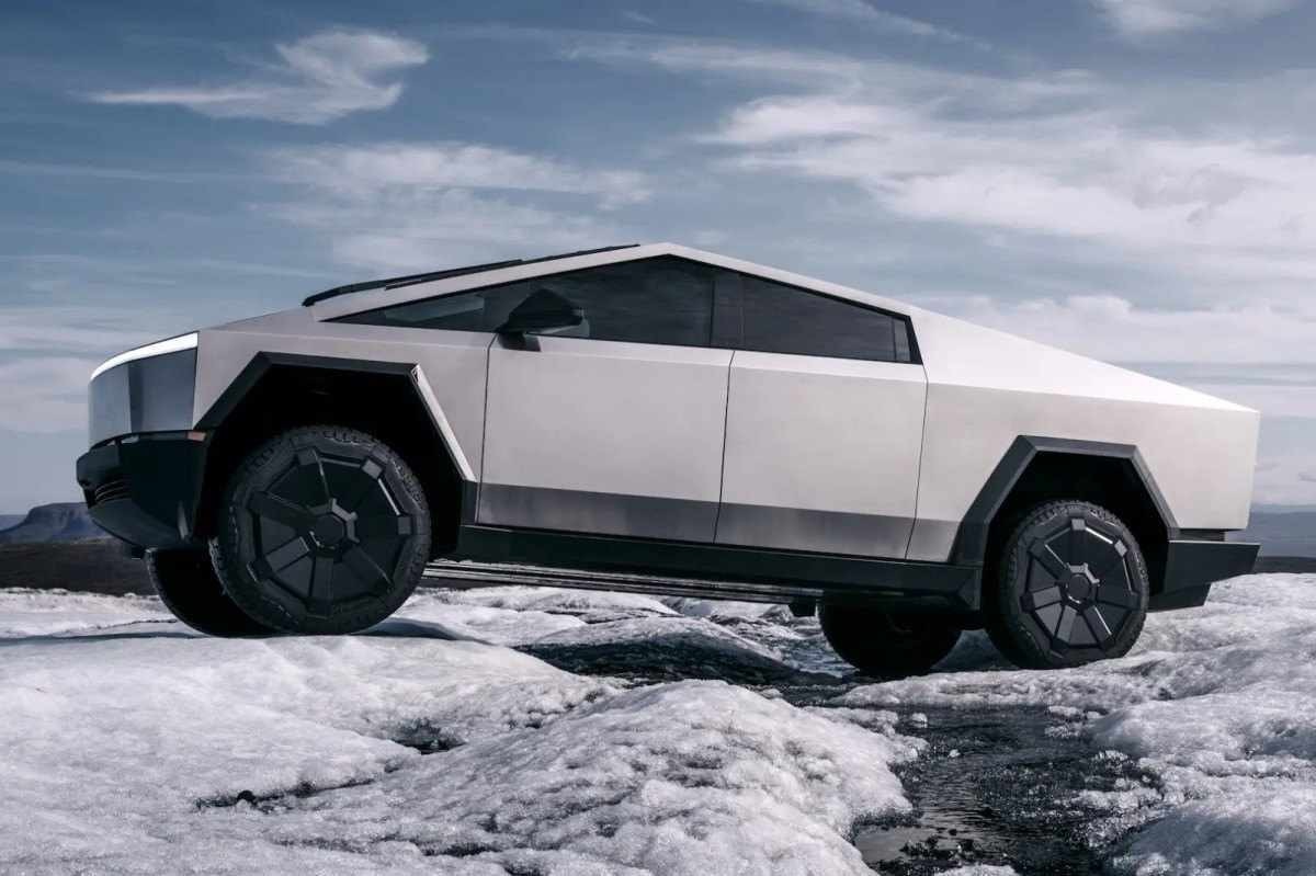 Tesla Cybertruck visto de lado trafegando sobre geleiras. 