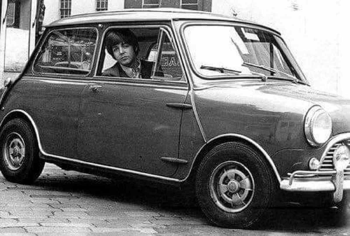 Paul McCartney dentro de seu Mini Cooper S DeVille 1965, foto em preto e branco.