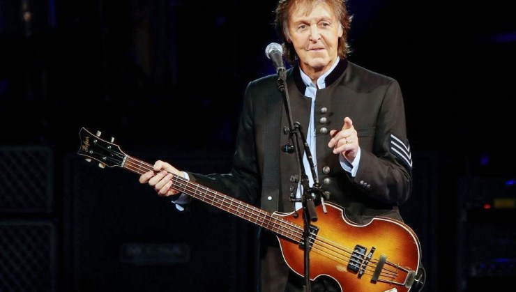 Sir Paul McCartney se apresenta durante sua turnê One on One no Hollywood Casino Amphitheatre em 26 de julho de 2017 -  (crédito: Kamil Krzaczynski/AFP)