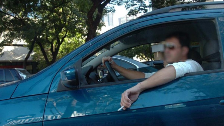 Dirigir com apenas uma mão no volante é infração média -  (crédito: Renato Weil/EM/D.A Press)