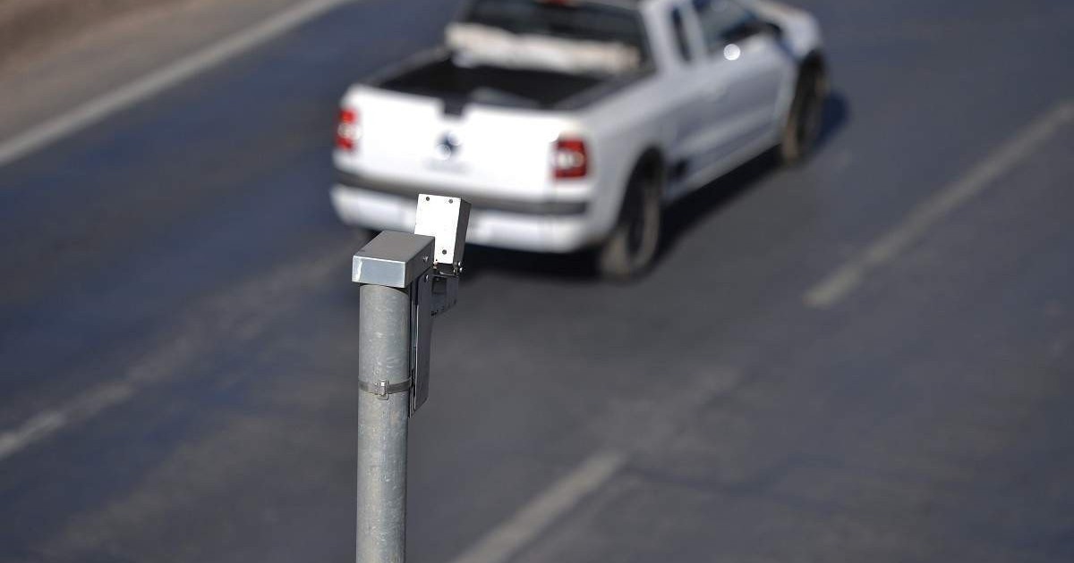 Radares de velocidade poderão vir com painel eletrônico, de acordo com PL