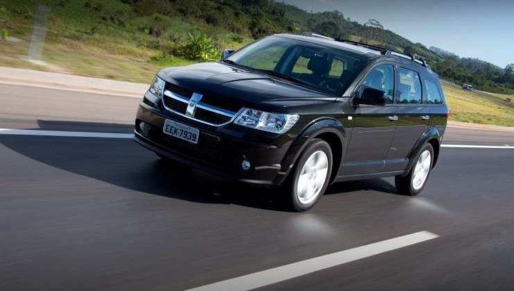 Versão R/T traz tração integral e um pacote de equipamentos mais completo -  (crédito: Chrysler/Divulgação)