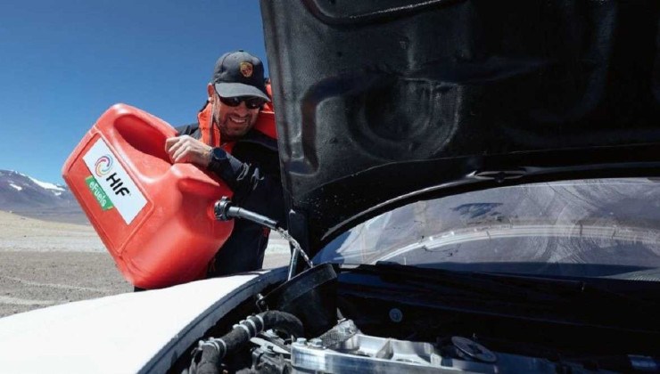 A gasolina sintética da Porsche é produzida no Chile desde 2022 é alternativa contra a poluição