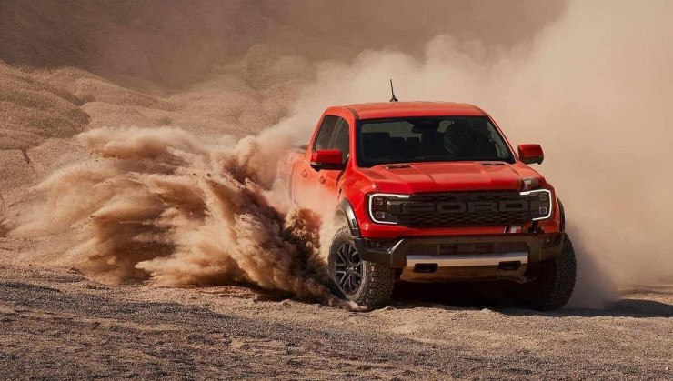 Ford Ranger Raptor vermelha em meio a terra