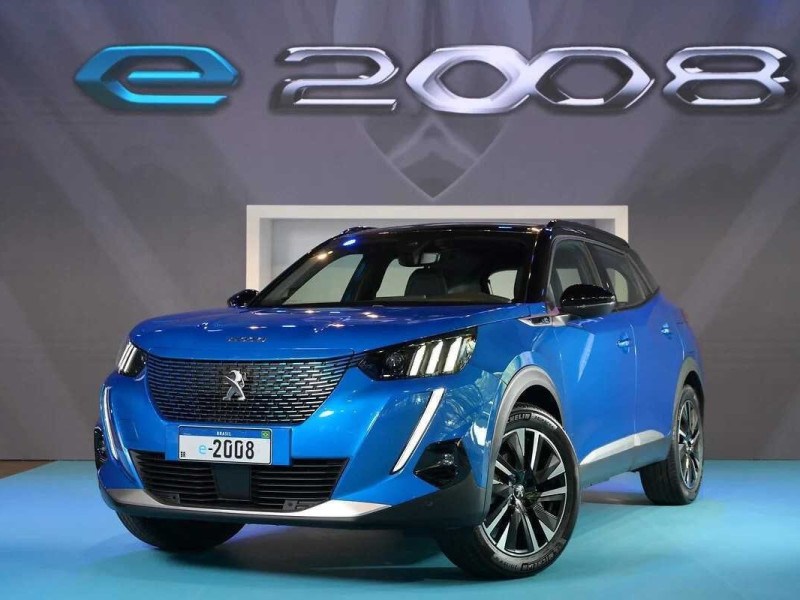 O Peugeot e-2008 tem o design como um de seus pontos fortes, mas a lista de equipamentos também agrada