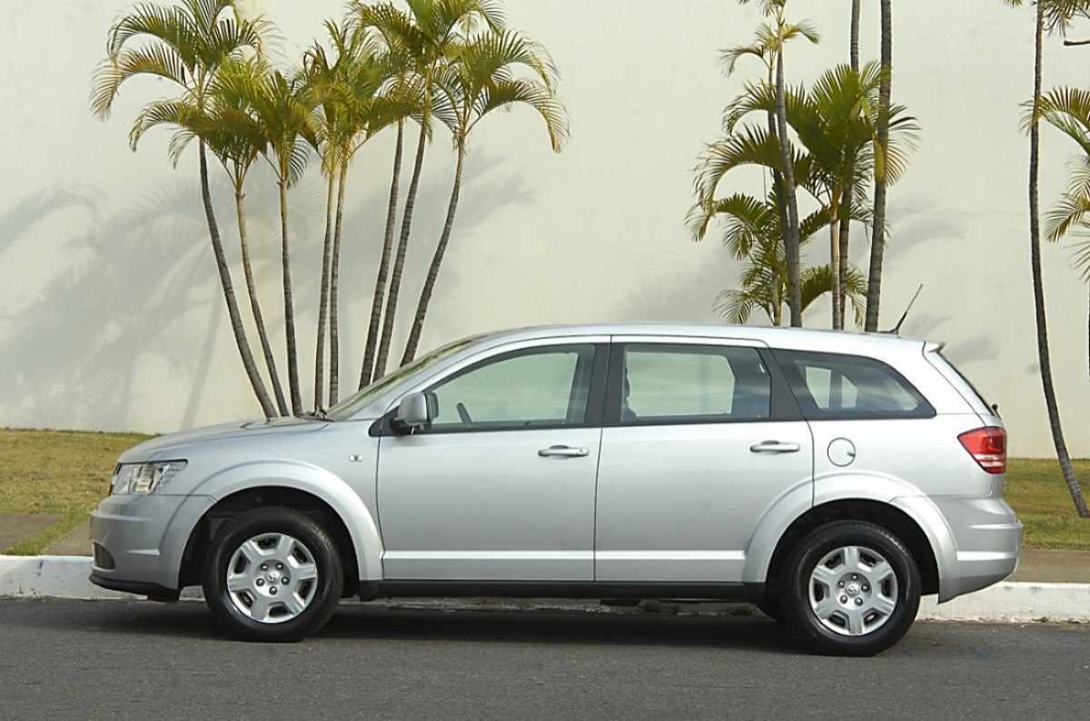 Dodge Journey modelo 2010 prata de lateral estático no asfalto