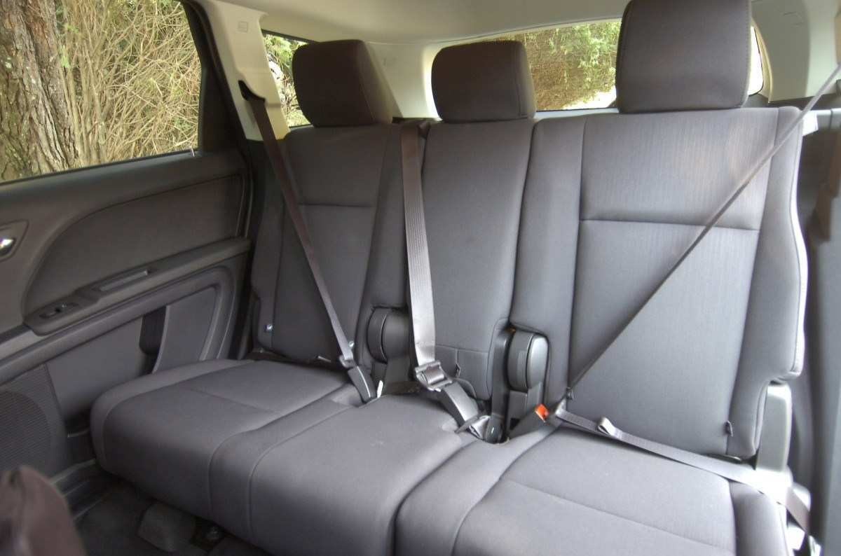 Dodge Journey modelo 2010 prata interior banco traseiro estático no asfalto.jpg