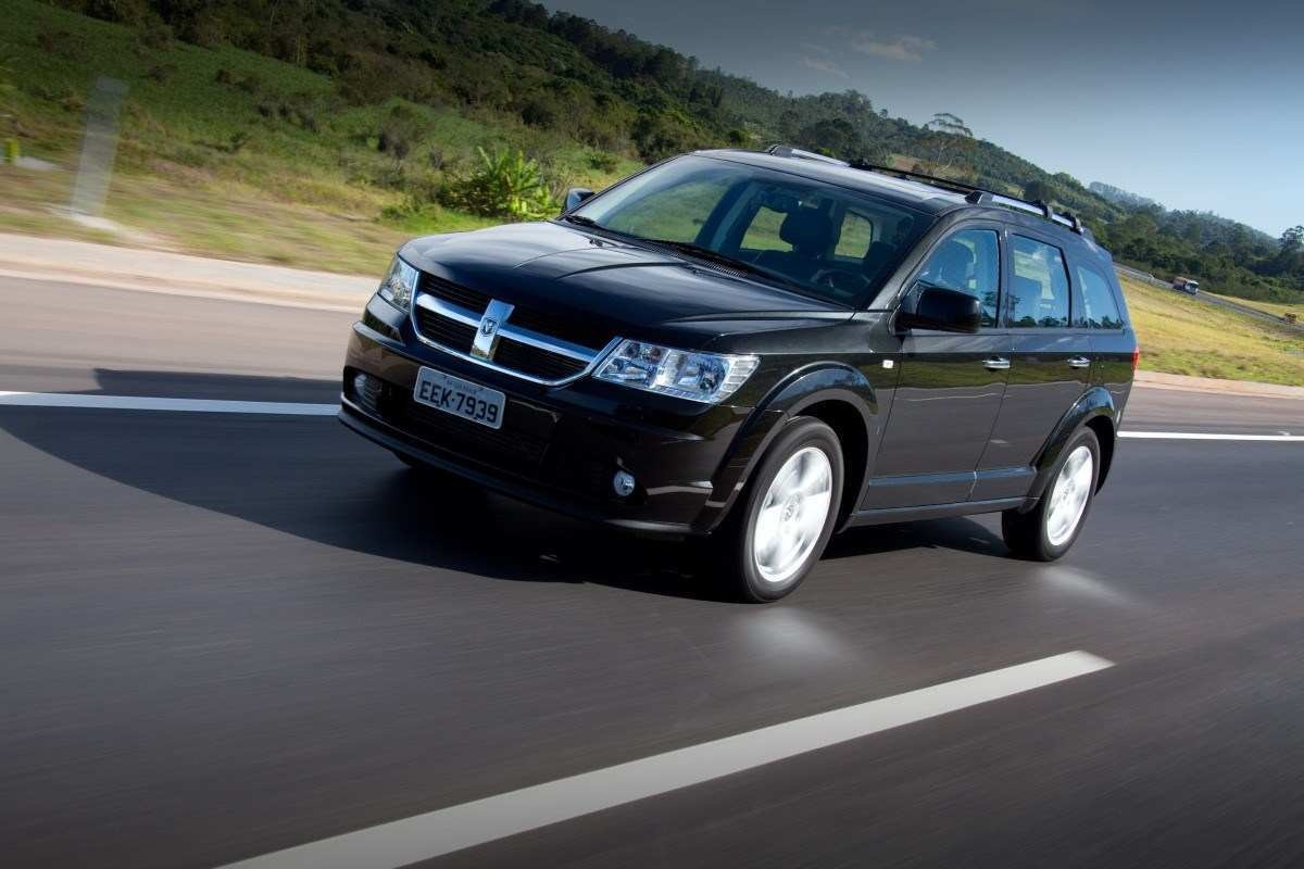 Dodge Journey RT modelo 2010 preto de frente em movimento no asfalto.jpg