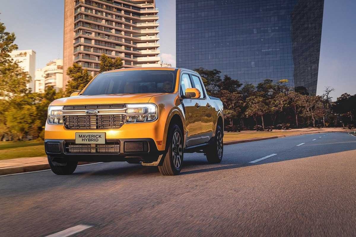 Ford Maverick Hybrid amarela em cenário urbano