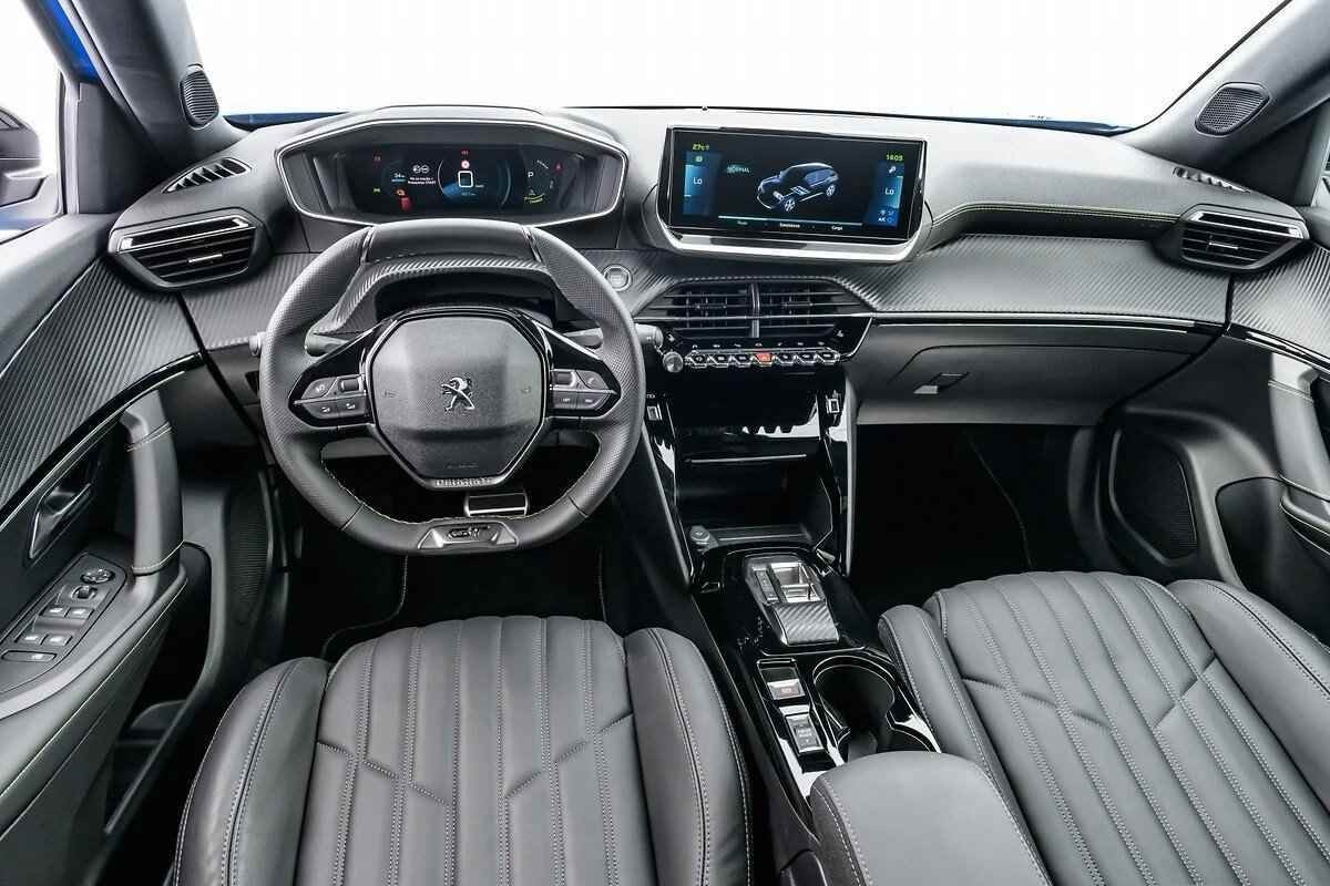 Peugeot e-2008 modelo 2024 azul SUV elétrico interior painel e bancos dianteiros.jpg