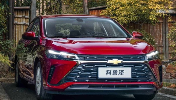 O novo Chevrolet Monza é vendido na China em versão híbrida leve de 48V