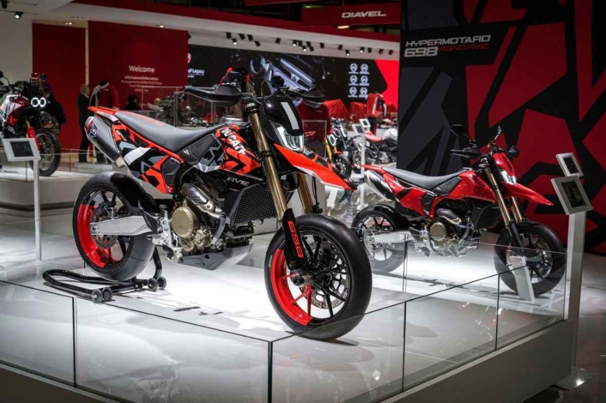 Ducati Hypermotard 698 vermelha e preta estática de frente estande salão de milão.jpg